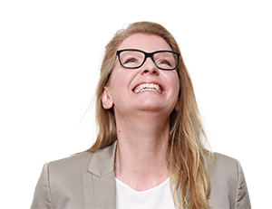 Anja Niekerken schaut nach oben und lacht